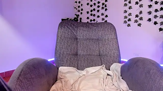 Snapshot of saray__jones chatting on January 29, 2025, 4:30 pm saray jones online show from January 29, 2025, 4:30 pm