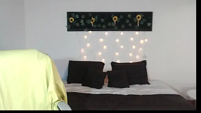 Snapshot of saray__jones chatting on February 12, 2025, 3:05 pm saray jones online show from February 12, 2025, 3:05 pm