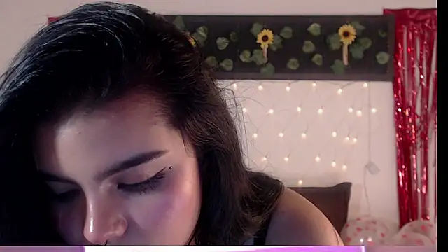 Snapshot of saray__jones chatting on February 14, 2025, 8:15 pm saray jones online show from February 14, 2025, 8:15 pm