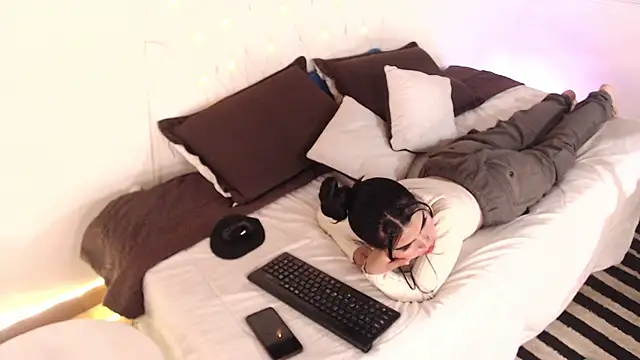 Snapshot of saray__jones chatting on March 18, 2025, 12:47 pm saray jones online show from March 18, 2025, 12:47 pm