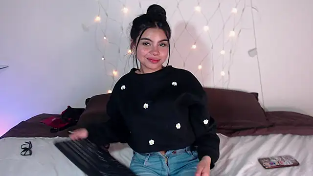 Snapshot of saray__jones chatting on March 19, 2025, 7:38 pm saray jones online show from March 19, 2025, 7:38 pm