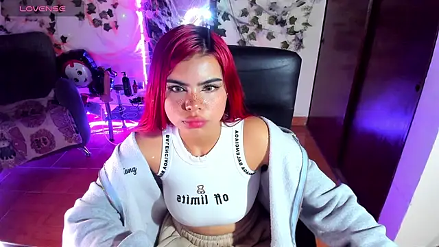 Snapshot of saray__jones chatting on October 8, 2025, 1:31 pm saray jones online show from October 8, 2025, 1:31 pm