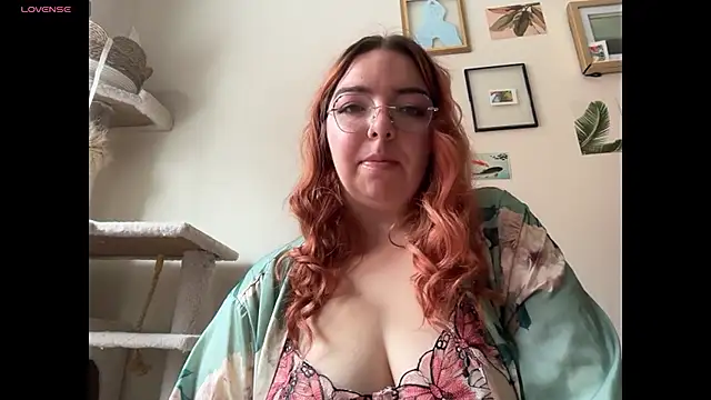 Snapshot of curvycate127 chatting on November 29, 2025, 5:49 pm curvycate127 online show from November 29, 2025, 5:49 pm