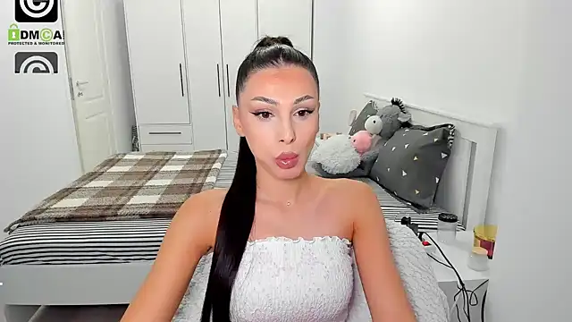 Snapshot of HelenShawn chatting on November 6, 2025, 9:37 pm HelenShawn online show from November 6, 2025, 9:37 pm