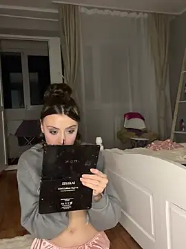 bunnythetailor online show from February 5, 2025, 4:25 pm