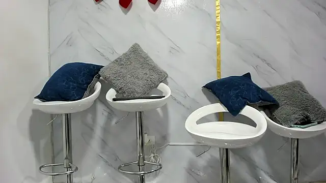 emilly09 online show from February 12, 2025, 9:33 pm