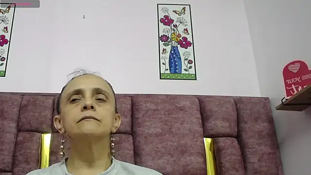 VICTORIAHANK  online show from April 15, 2026, 6:59 pm