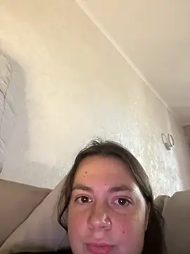 Snapshot of DearAlise chatting on October 8, 2025, 10:02 am DearAlise online show from October 8, 2025, 10:02 am