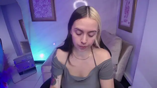 Hela v online show from September 11, 2025, 7:25 pm