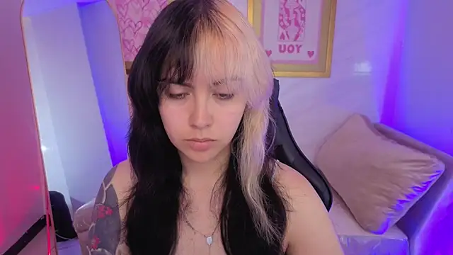 Hela v online show from February 11, 2026, 8:03 pm