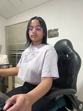 Snapshot of my_cam chatting on February 12, 2025, 1:52 am my cam online show from February 12, 2025, 1:52 am