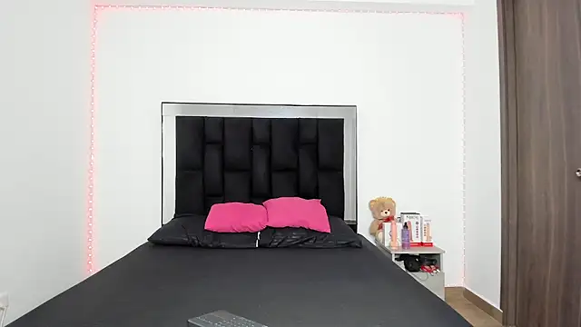 Snapshot of victoriacolin chatting on February 21, 2025, 11:54 pm victoriacolin online show from February 21, 2025, 11:54 pm