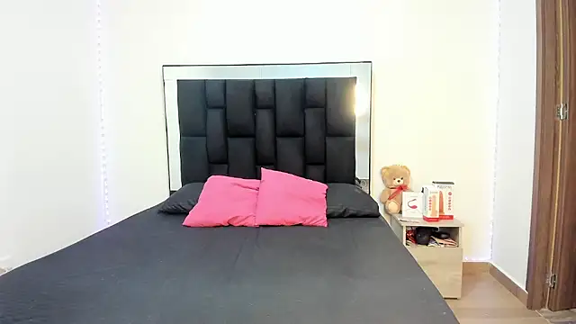 Snapshot of victoriacolin chatting on February 26, 2025, 12:03 pm victoriacolin online show from February 26, 2025, 12:03 pm