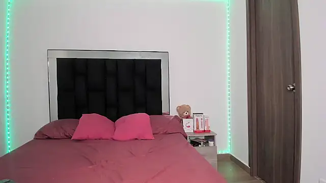 Snapshot of victoriacolin chatting on March 5, 2025, 12:11 pm victoriacolin online show from March 5, 2025, 12:11 pm