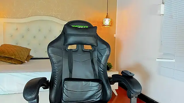 Hadley  online show from September 18, 2025, 3:19 am