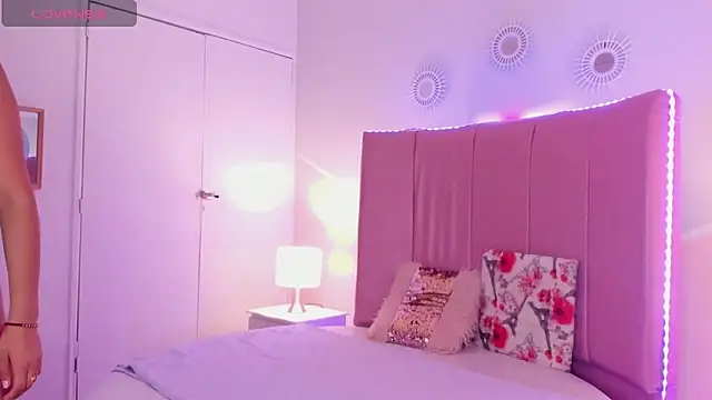 Mia greco  online show from January 29, 2025, 8:04 pm