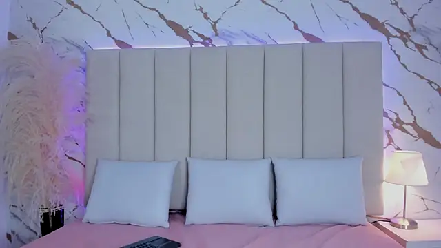 Mia greco  online show from November 1, 2025, 8:33 pm