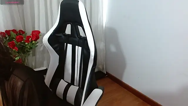 Lunasquirt1985 online show from April 15, 2026, 1:40 pm