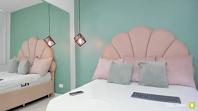 Snapshot of eva_roseee chatting on April 7, 2026, 3:45 pm eva roseee online show from April 7, 2026, 3:45 pm