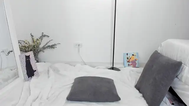 AlannaRussell  online show from February 26, 2025, 11:37 pm