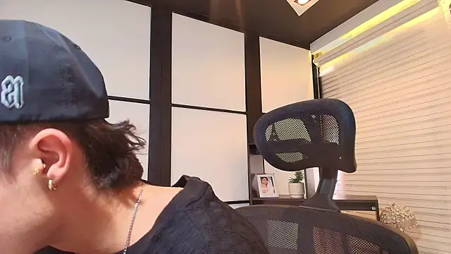 Snapshot of marcuscollins1_ chatting on March 22, 2025, 2:14 pm marcuscollins1 online show from March 22, 2025, 2:14 pm