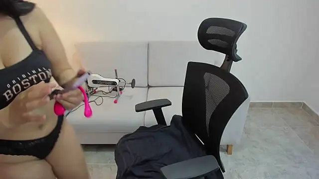 Nohemi louse online show from December 15, 2025, 8:35 pm