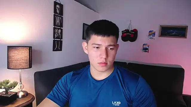 Snapshot of JamesCr_ chatting on February 20, 2026, 1:02 am JamesCr online show from February 20, 2026, 1:02 am