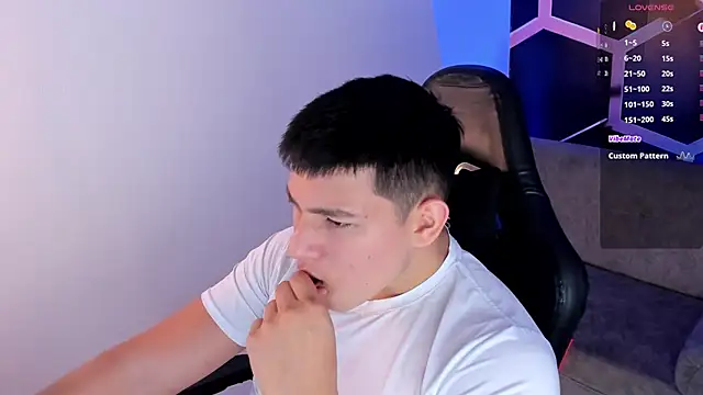 Snapshot of JamesCr_ chatting on February 22, 2026, 3:29 am JamesCr online show from February 22, 2026, 3:29 am