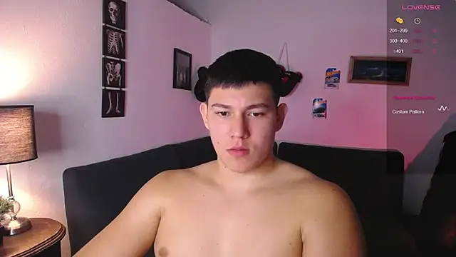 Snapshot of JamesCr_ chatting on February 25, 2026, 11:47 pm JamesCr online show from February 25, 2026, 11:47 pm