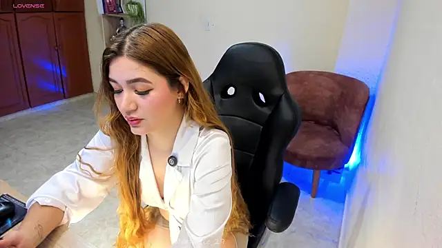 Nathalie 29 online show from May 13, 2026, 1:30 pm