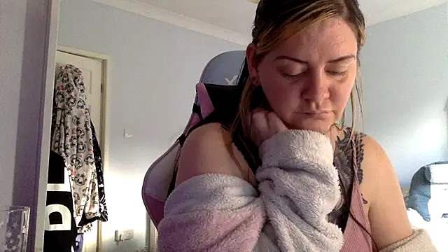 AureliaXOX online show from February 22, 2025, 3:47 pm