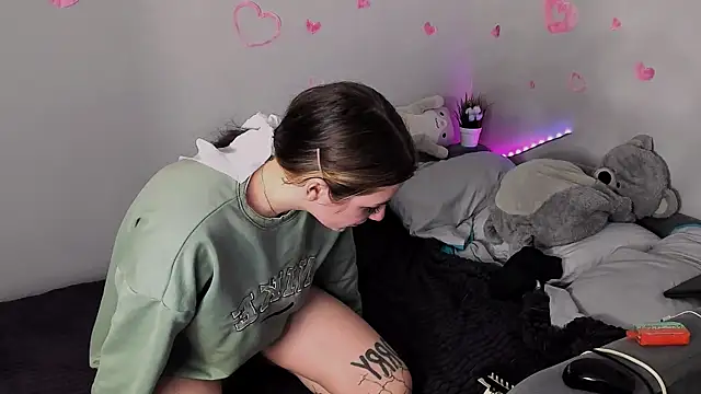 Snapshot of MollyMi0 chatting on February 24, 2025, 3:12 am MollyMi0 online show from February 24, 2025, 3:12 am