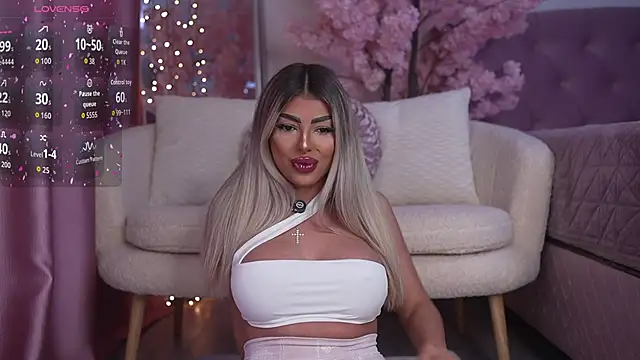 Snapshot of emma_goodess_ chatting on June 3, 2026, 9:42 pm emma goodess online show from June 3, 2026, 9:42 pm