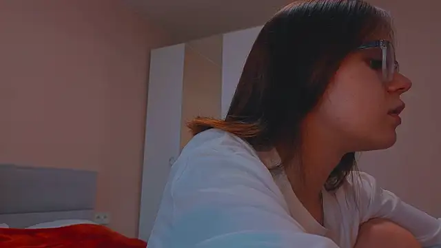 Mia Luw online show from October 1, 2025, 8:31 am