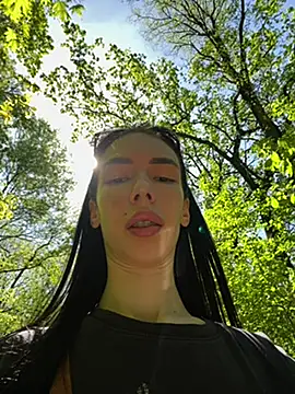 Celine Roxelle online show from May 7, 2026, 8:09 am