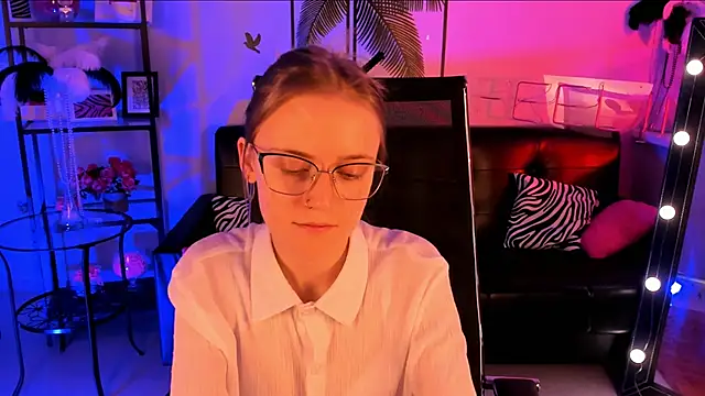 KiraMontoya online show from March 19, 2025, 5:17 pm