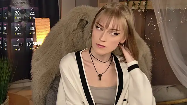 Snapshot of KiraMontoya chatting on April 27, 2026, 11:25 pm KiraMontoya online show from April 27, 2026, 11:25 pm