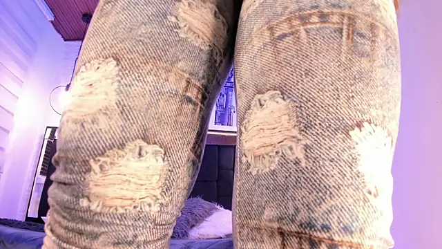 tylla  online show from November 21, 2025, 4:00 am