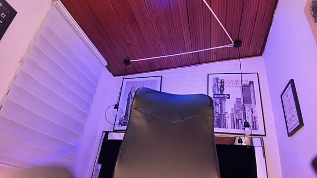 tylla  online show from December 4, 2025, 3:38 am