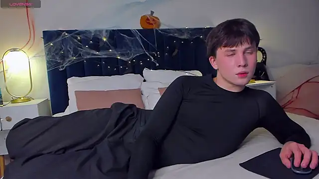 AdrianoAubert online show from October 30, 2025, 5:09 am