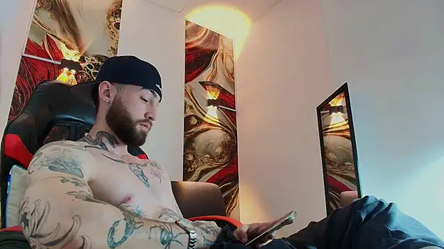 Luke davis01 online show from November 19, 2025, 1:22 pm