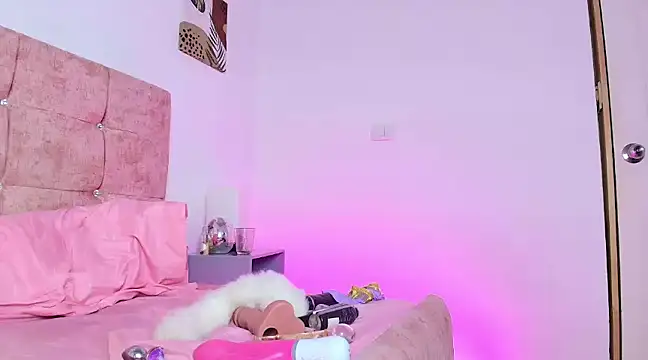 Snapshot of Skye_Moore chatting on February 24, 2025, 10:25 pm Skye Moore online show from February 24, 2025, 10:25 pm