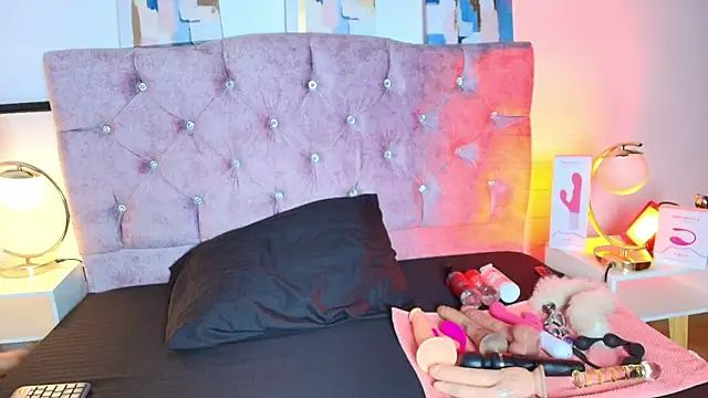 Snapshot of Skye_Moore chatting on September 12, 2025, 12:38 pm Skye Moore online show from September 12, 2025, 12:38 pm