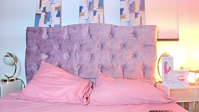 Snapshot of Skye_Moore chatting on September 16, 2025, 7:37 pm Skye Moore online show from September 16, 2025, 7:37 pm