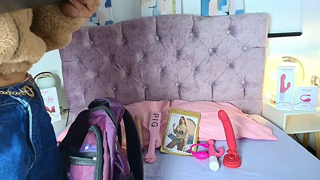 Snapshot of Skye_Moore chatting on October 1, 2025, 12:11 pm Skye Moore online show from October 1, 2025, 12:11 pm