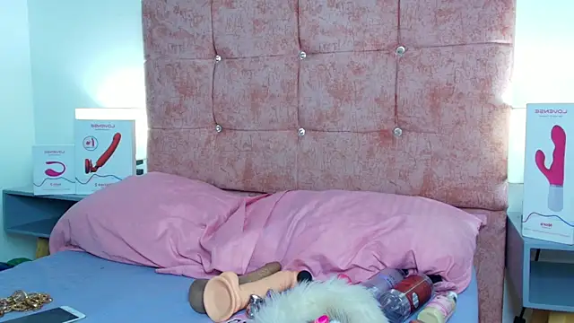 Snapshot of Skye_Moore chatting on October 13, 2025, 11:43 am Skye Moore online show from October 13, 2025, 11:43 am