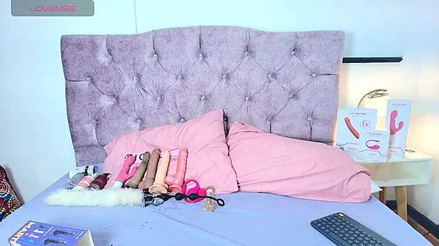 Snapshot of Skye_Moore chatting on November 5, 2025, 7:14 pm Skye Moore online show from November 5, 2025, 7:14 pm