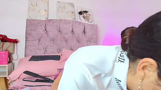 Skye Moore online show from March 5, 2026, 6:48 pm