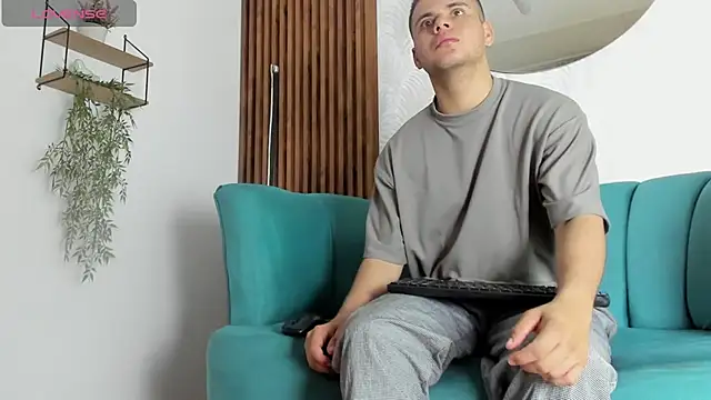 Snapshot of Sebastian_Phoenix chatting on February 17, 2025, 11:44 am Sebastian Phoenix online show from February 17, 2025, 11:44 am