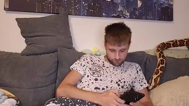 ademandjulia online show from November 6, 2025, 5:36 pm